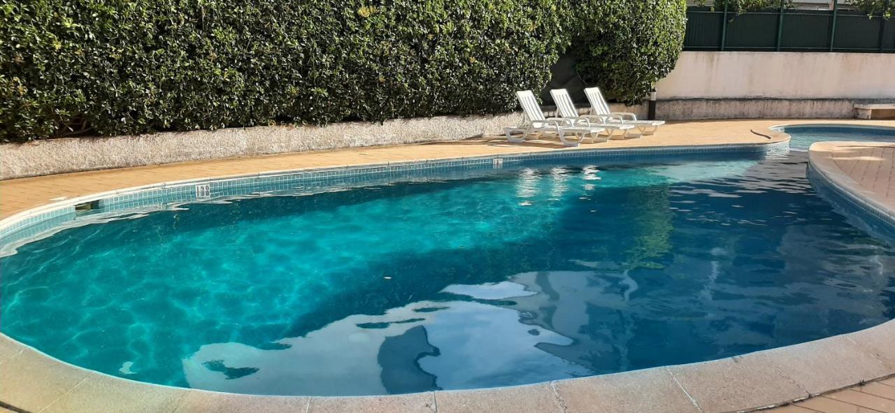 Apartamento T2 com 2wc em condomínio com piscina *